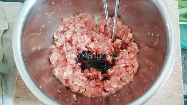 再加李记酱油、蚝油继续一个方向拌匀