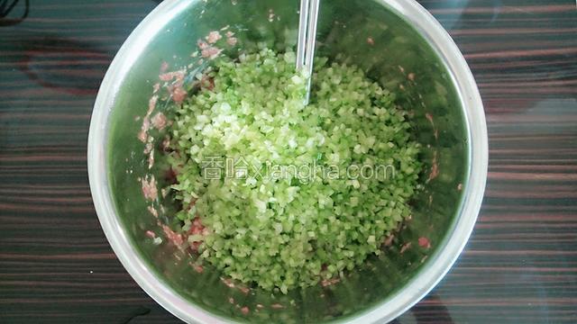 芹菜洗净，剁碎（如图）把芹菜放肉馅里一个方向搅拌均匀