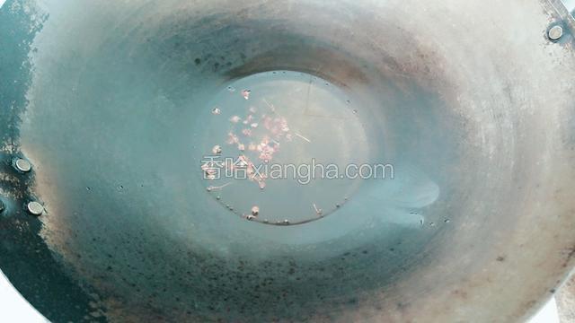 把花椒放在油里烧热八成热，然后把花椒捞出