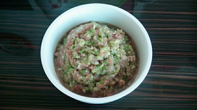 油冷片刻，倒进肉馅里拌匀。