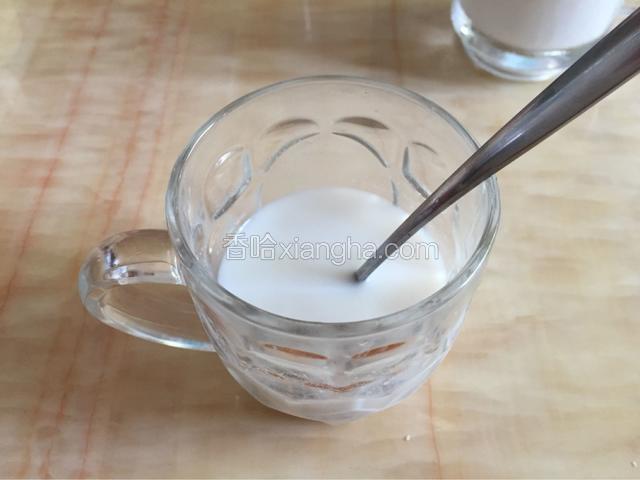 从280克的椰汁中取一部分倒入另一个杯中，加入吉利丁粉搅拌，使吉利丁粉软化。