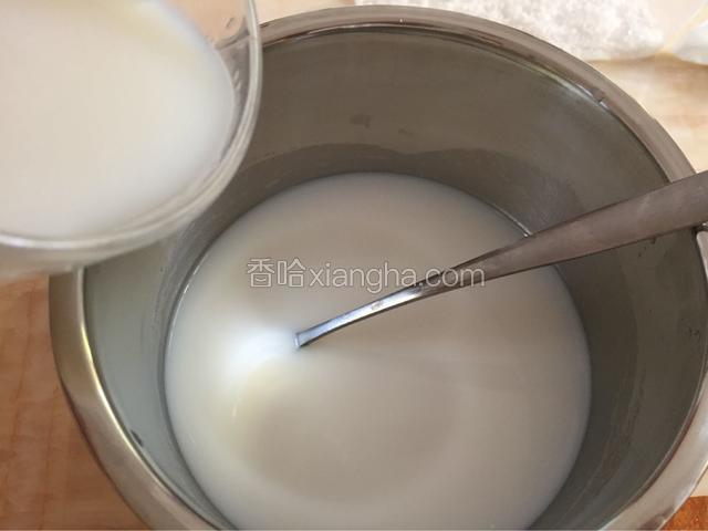 将有吉利丁粉的椰汁缓缓倒入到剩余的椰汁中，边倒边搅拌均匀。