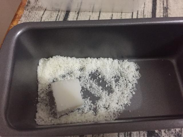 表面粘上椰蓉，摆盘，即可食用。