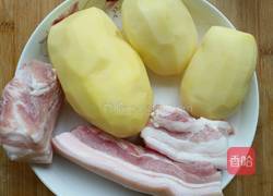 土豆烧肉的做法图解1