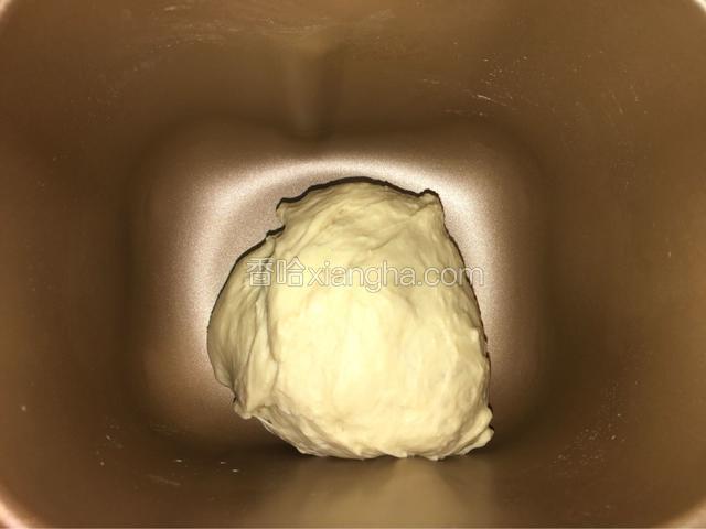 继续开启和面功能揉10分钟，相当于给面团排气。