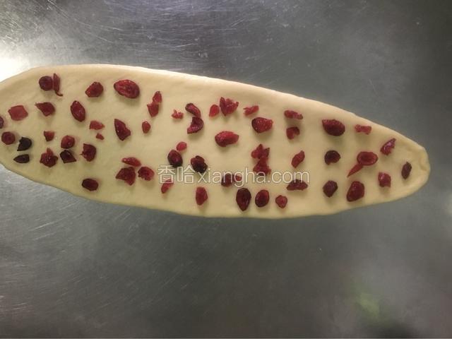 撒上蔓越莓。