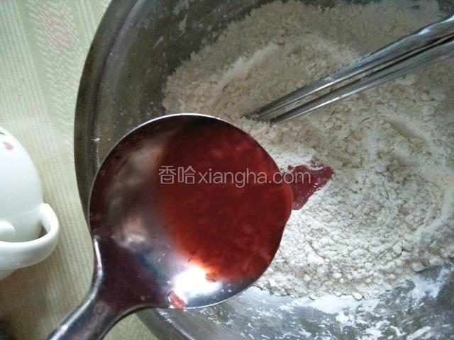 这是用草莓汁和面（粉色的）步骤和上面一样