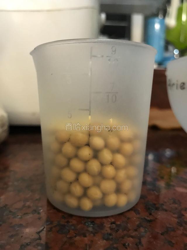 我做的份量都是最大的，可以吃四到五个人，大家请按需要酌量增减。半杯干黄豆，泡水一夜。