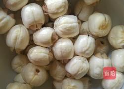 莲子银耳红枣猪尾汤的做法图解2