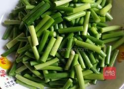 猪肉炒蒜薹的做法图解1