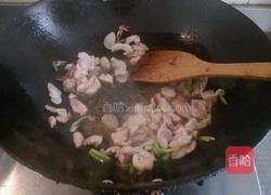 猪肉炒蒜薹的做法图解3