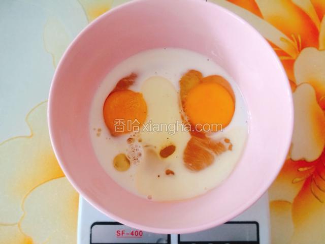 鸡蛋磕入大碗中，加入牛奶、玉米油、蜂蜜和白糖搅拌至白糖溶化。