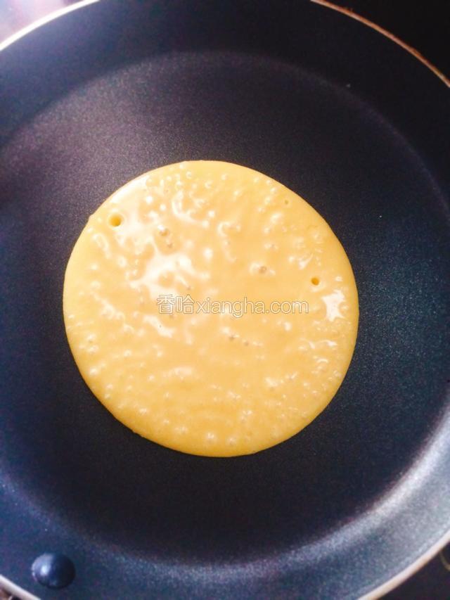 待饼皮表面出现很多气泡，并气泡开始破掉时翻面