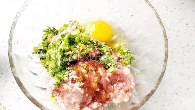 肉末倒入碗里，加入葱姜，鸡蛋，盐，糖，生抽顺时针拌匀。