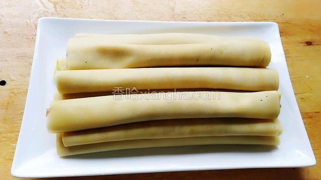 按同样的方法依次卷好所有的千张肉卷。