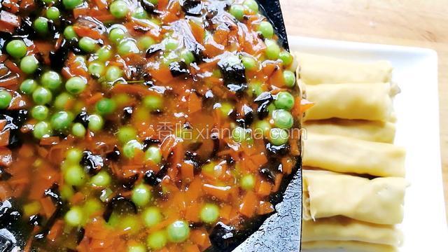 将勾芡均匀的淋在千张肉卷的表面。