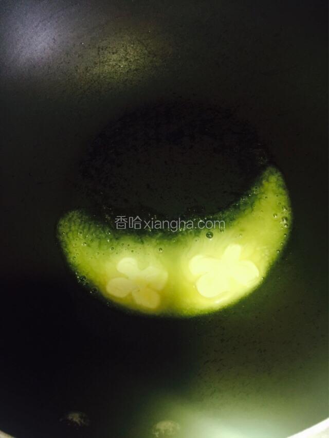 热锅化黄油。