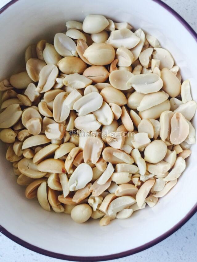 熟花生碾碎。
