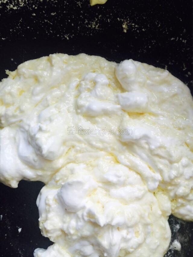 棉花糖融化，加入奶粉快速搅拌。