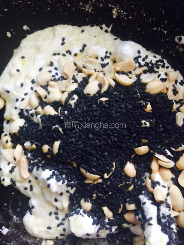 关火加入花生黑芝麻。