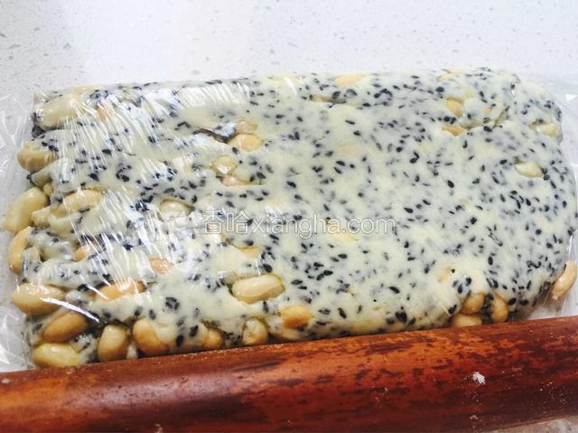 用保鲜膜擀面杖按压整形，放进冰箱冷却半小时，