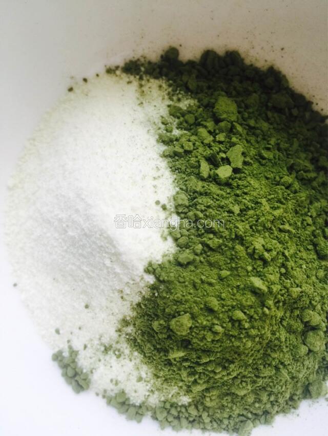 少量绿茶和奶粉搅拌。（我绿茶放多了点）
