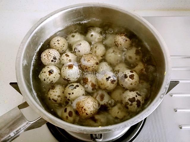 鹌鹑蛋洗净，放入冷水锅中煮，再放一小勺盐，水开后，煮4一5分钟就熟了。