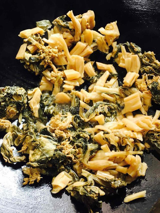 倒入梅菜煸炒片刻