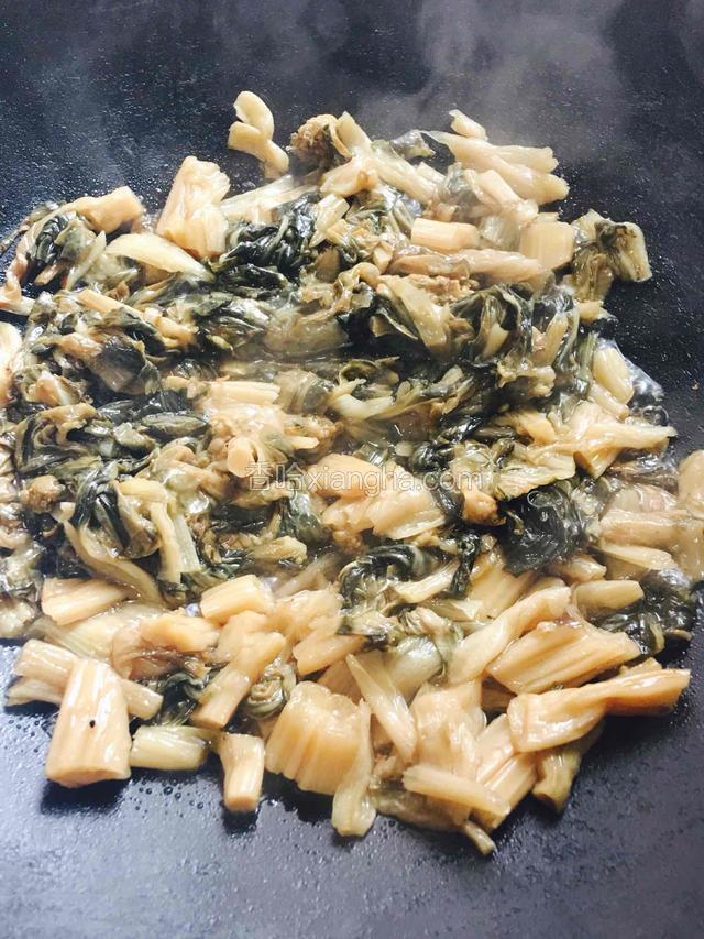 加入少许温水焖煮2分钟