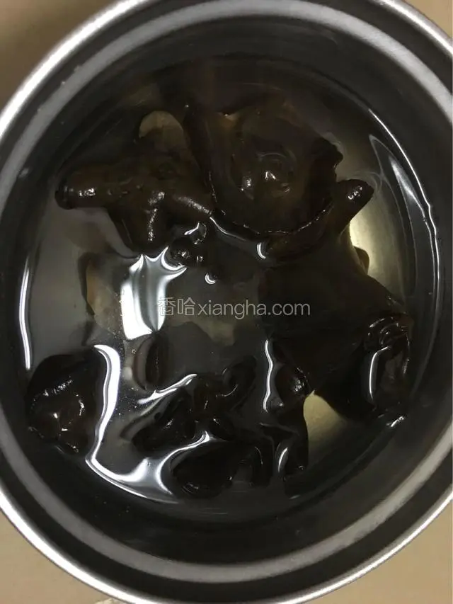 松茸洗净，木耳泡发后大的撕成两半，备用