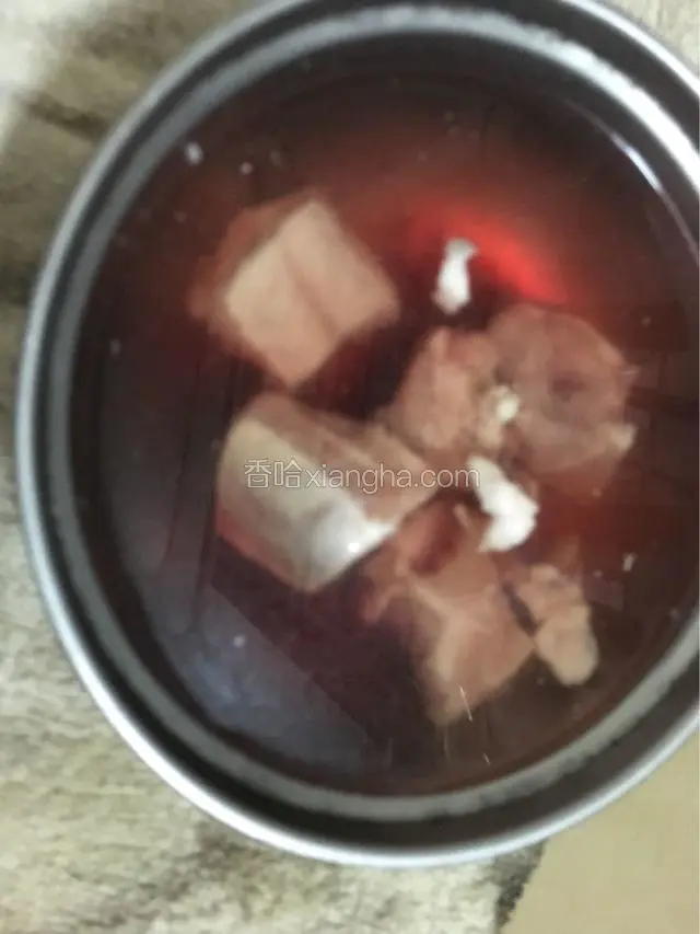 排骨泡水洗去血水