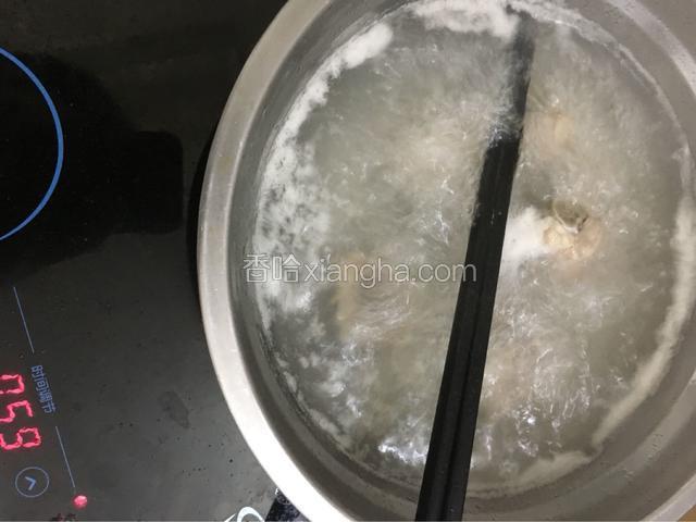 煮开水加入精盐少许，放入沥水后的排骨，煮开后去除浮沫