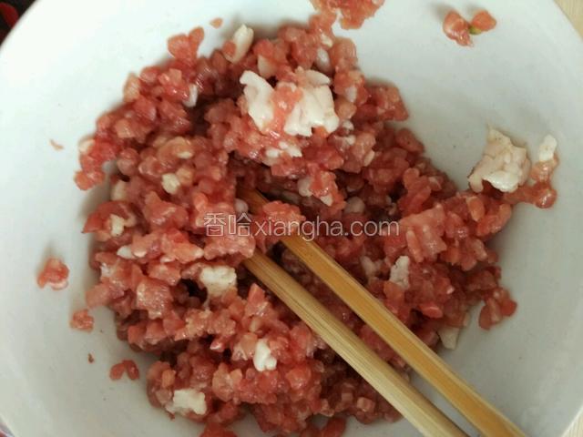 猪肉切沫，置于碗中，倒入少许料酒、盐、胡椒粉、生抽腌制20分钟，再倒入适量食用油拌匀