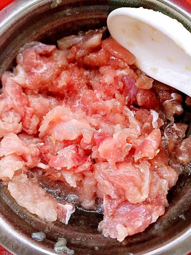 瘦肉切好倒入盐油搅拌均匀，腌制两三分钟左右