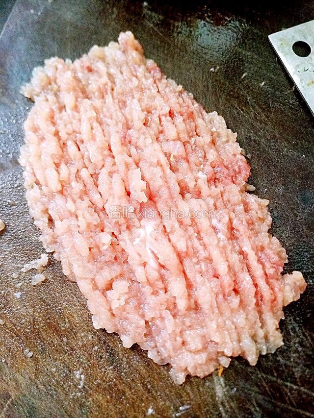 将腌制好的瘦肉剁碎