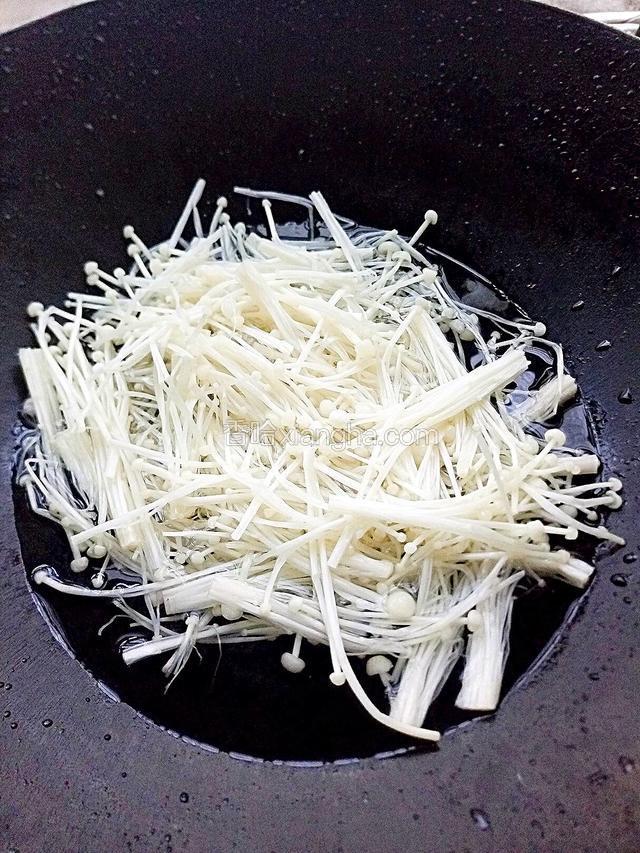倒入金针菇盖上盖子氽水