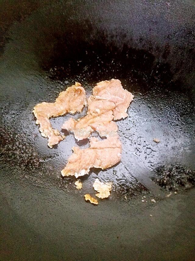 接着倒入肉末翻炒