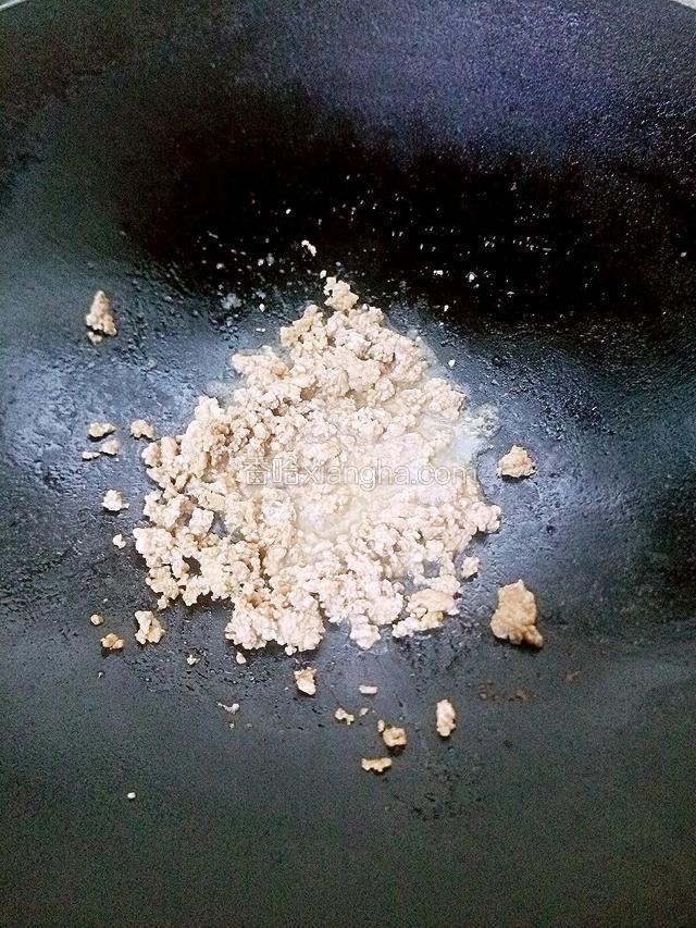 倒入少许水继续翻炒，将肉末分散