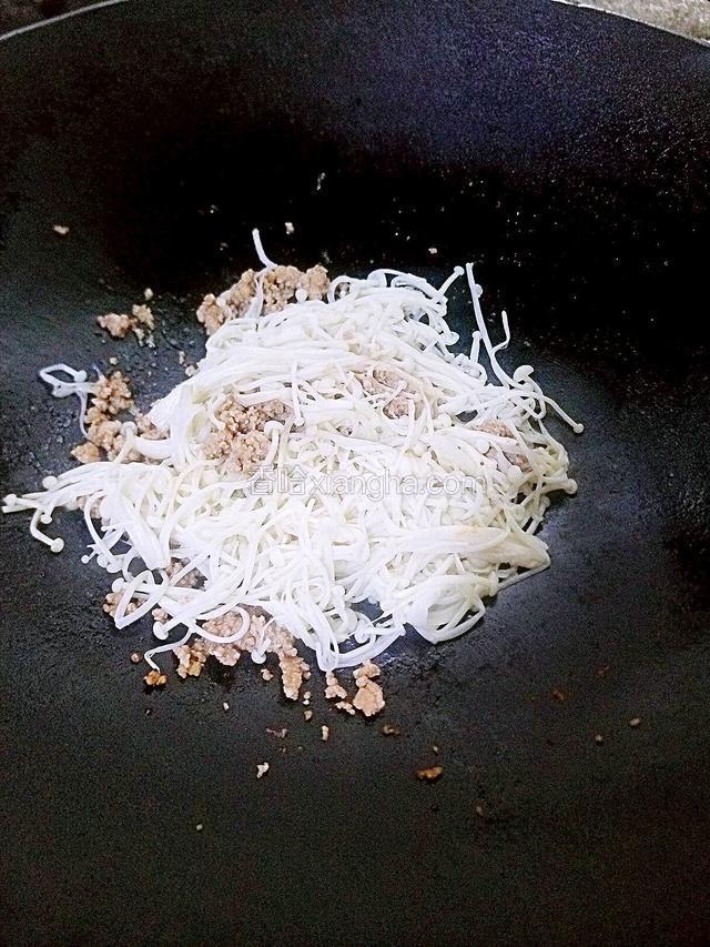 接着倒入金针菇翻炒几分钟