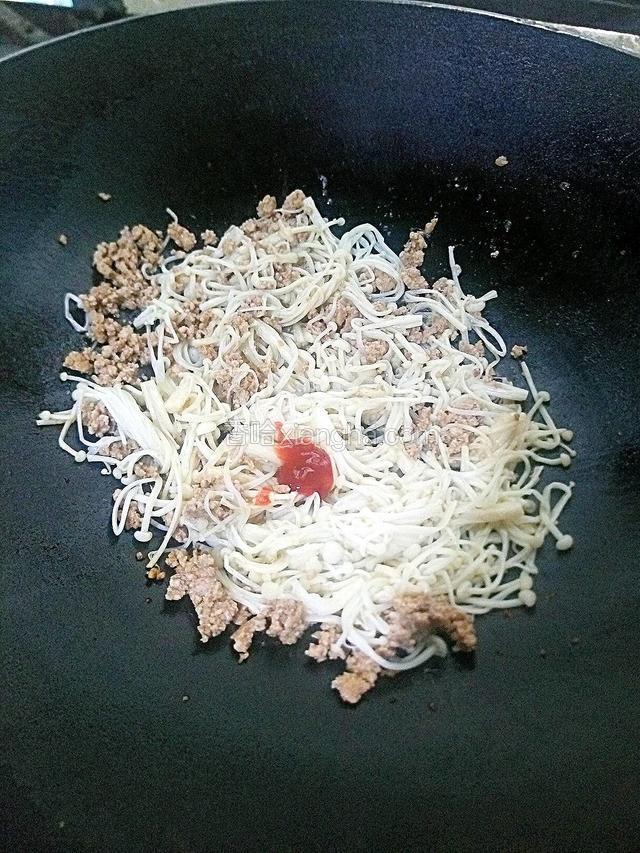 然后倒入番茄酱翻炒