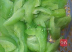 苦瓜炒鱿鱼的做法图解3