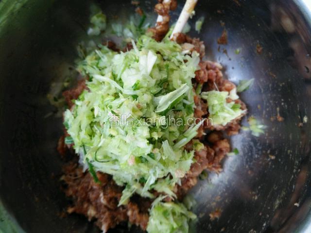 将葱段姜段，剁成末。在肉馅中放入葱末姜末。