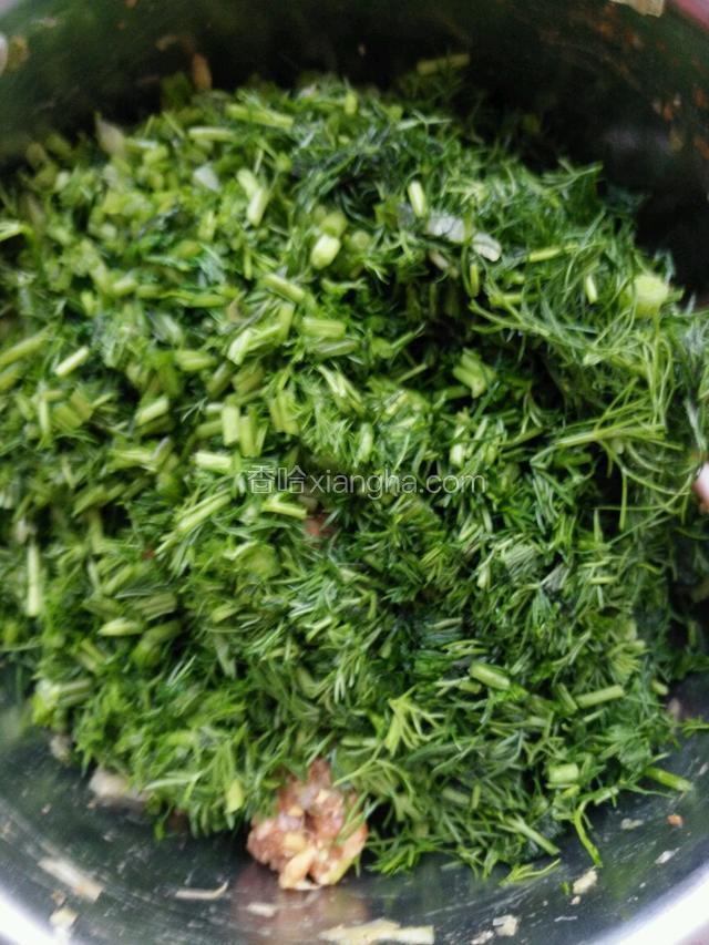 将茴香苗放入肉馅中。