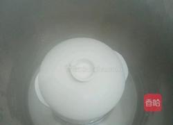 桃胶炖牛奶的做法图解3