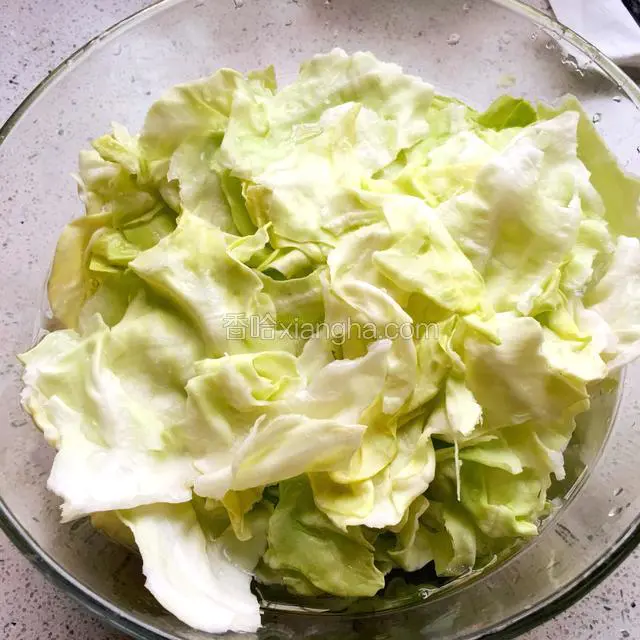 包菜半个，手撕小块，清水洗净