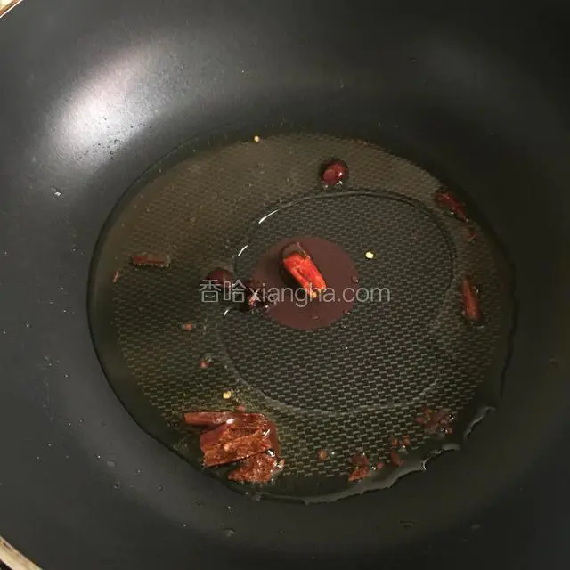 热锅凉油，放入八角 干辣椒，爆香