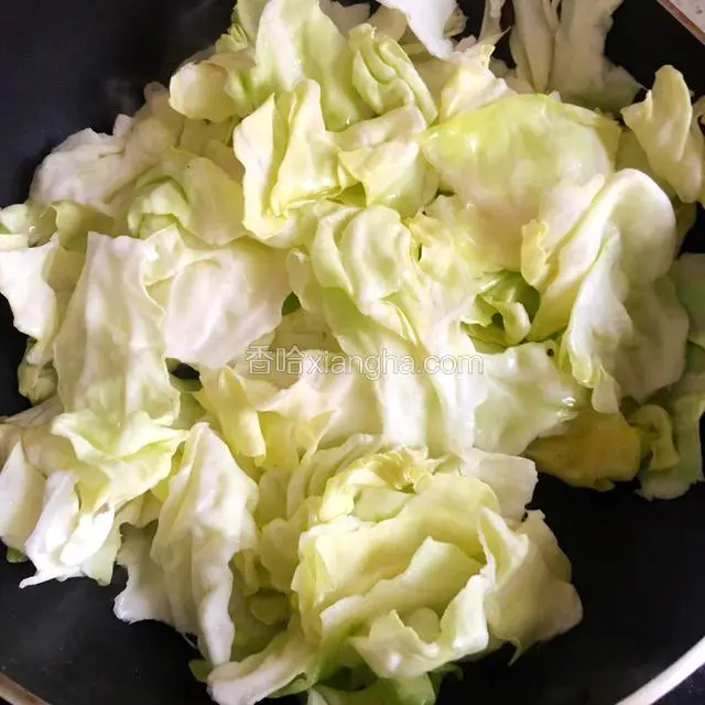 放入包菜，翻炒变软