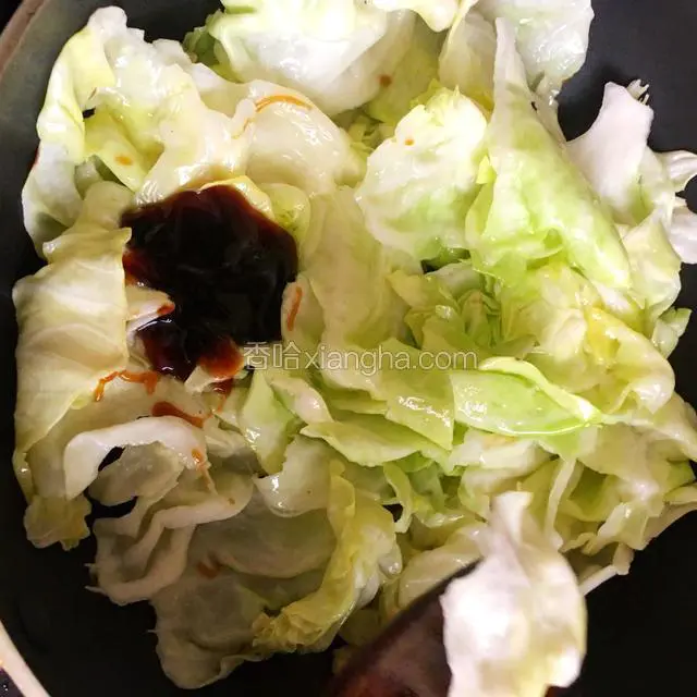 倒入适量蚝油（半个包菜我放了两勺）