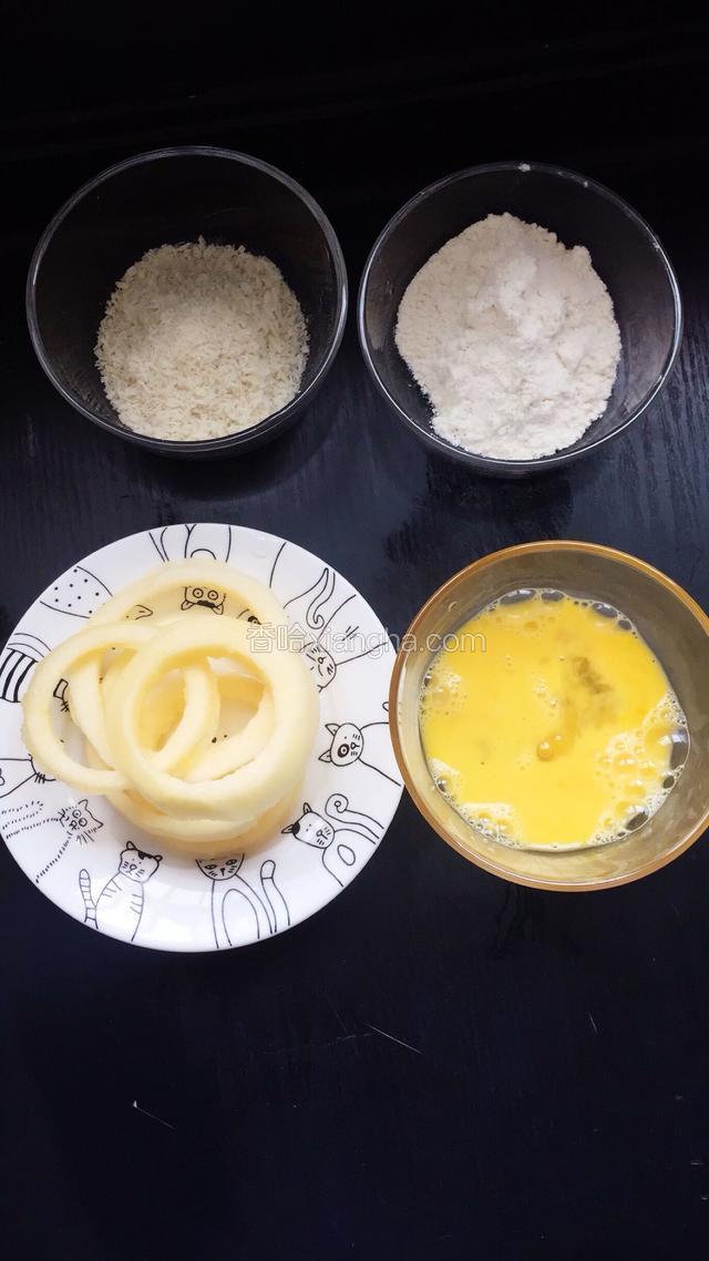 苹果去皮，切片，稍微粗一点。用模具压出来圈。鸡蛋打散。