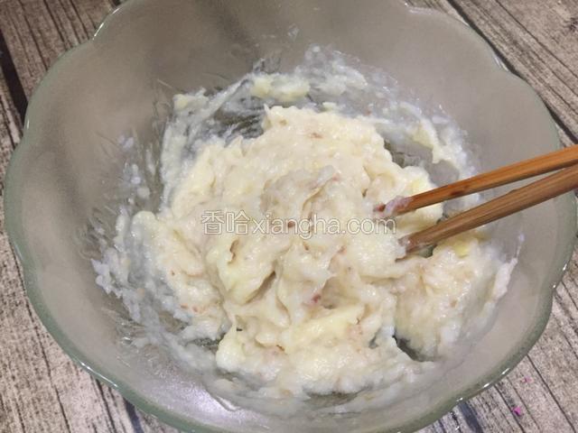 加入面粉和盐搅拌均匀